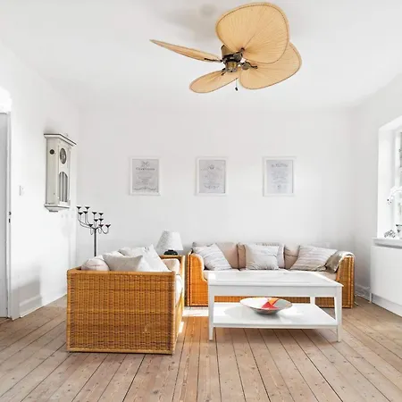 7 Person In Tranekaer-by Traum *